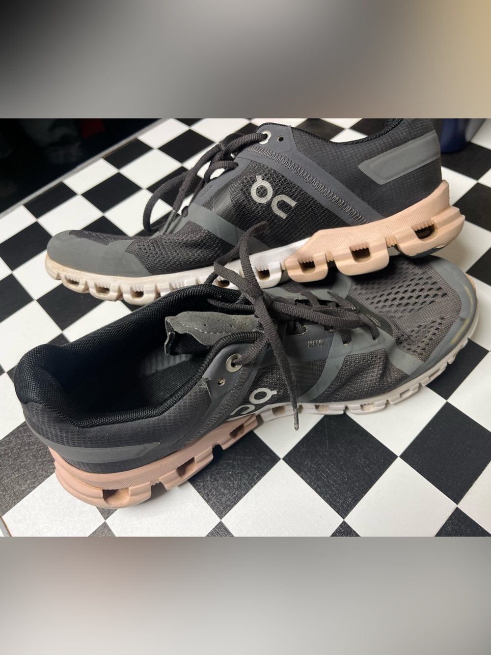 On Running women’s Athletic Shoes in Charcoal Gray with Blush size 7